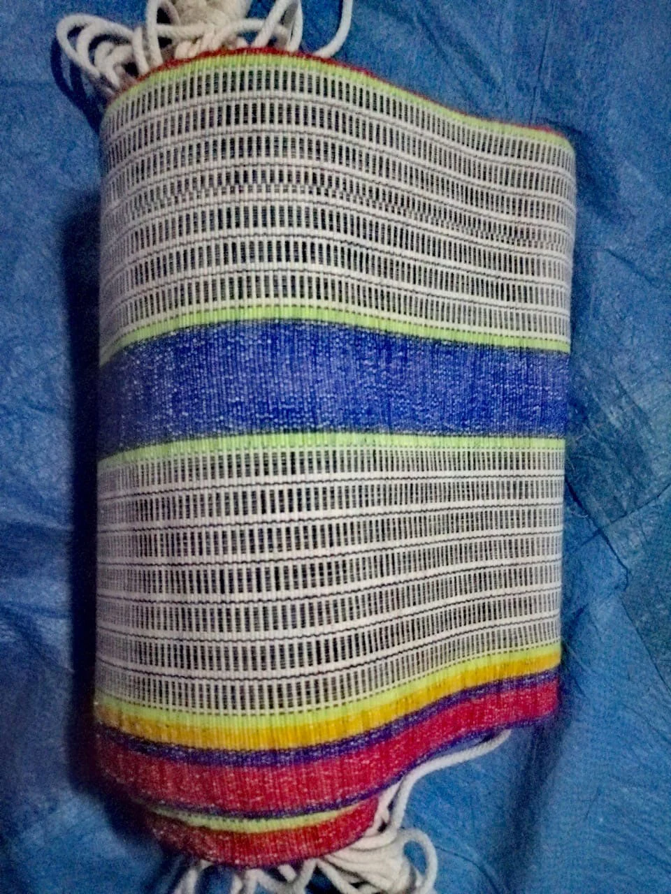 Pourquoi le fil de tissage en coton et polyester est-il le choix idéal pour la production textile moderne ?